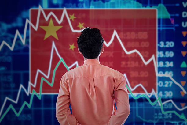 geschäftsmann mit einem stock market von china - kulturen grafiken stock-fotos und bilder