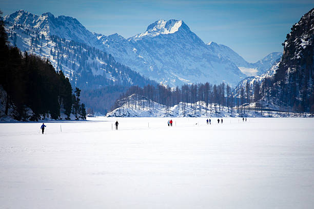 크로스 컨트리 스키 트랙을 앵가딘 - st moritz engadine mountain winter 뉴스 사진 이미지