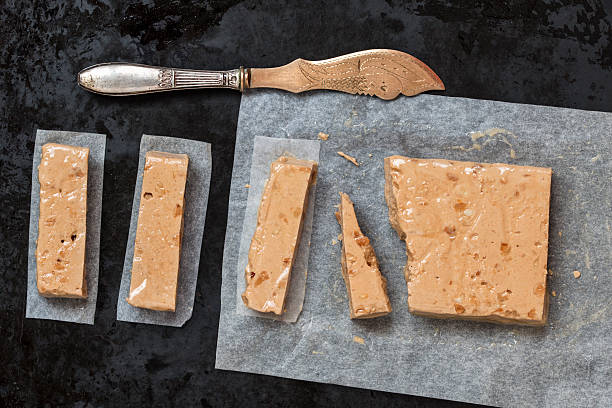 turron, 일반적인 스페인어 크리스마스 디저트 크리스마스 - torrone 뉴스 사진 이미지