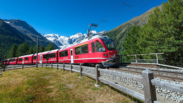 montanha suíça comboio bernina express cruzados alpes - bernina express imagens e fotografias de stock