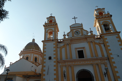 This is how the façade of the church of Xico, Veracruz looks, a typical construction of the towns in Mexico, white walls with cream finishes, two bell towers and a chapel next to it for smaller events, has a campirano air and great height so that the air circulates and refreshes the faithful during the masses.