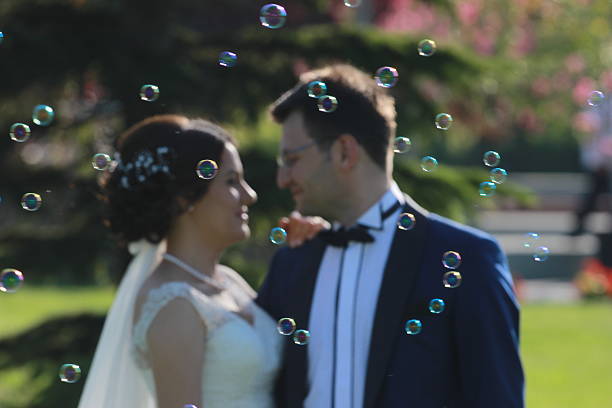 istock flue couple back of the bubbles 485826624