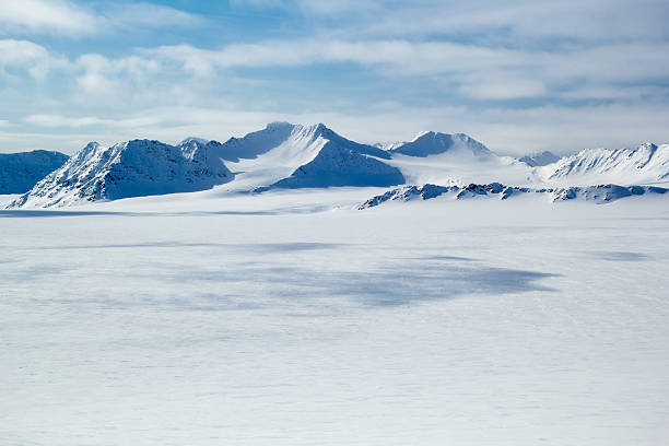 arctic frühling im süden von spitzbergen. - insel spitzbergen stock-fotos und bilder