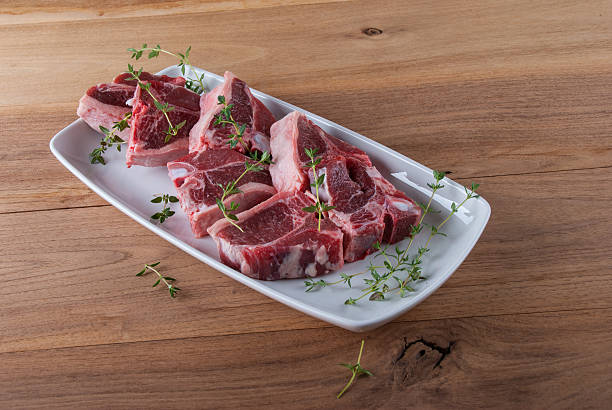 生ラムチョップのスパイスやハーブを、木製の背景に - rack of lamb chop raw meat ストックフォトと画像