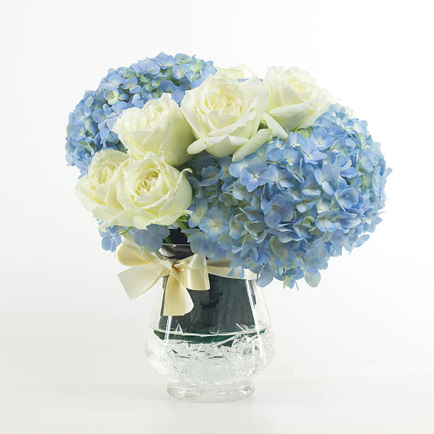 istock Flower bouquet in vase isolated. 485832586
