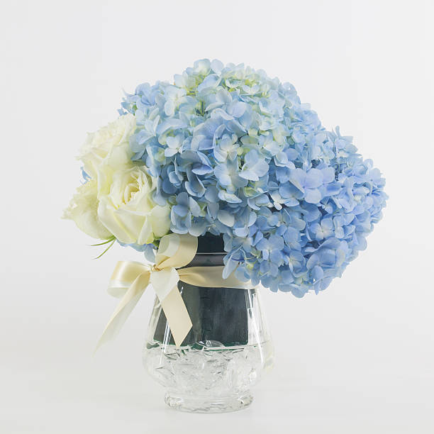 istock Flower bouquet in vase isolated. 485834362
