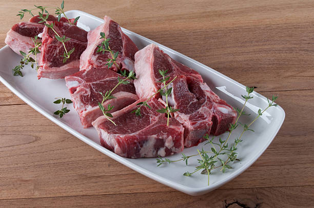 生ラムチョップのスパイスやハーブを、木製の背景に - rack of lamb chop raw meat ストックフォトと画像