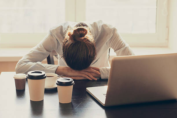 müde frau im büro - frustration office worker women business stock-fotos und bilder