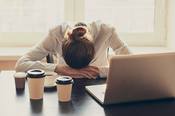 müde frau im büro - überarbeitung stress stock-fotos und bilder