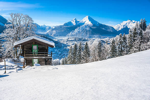 paisaje idílico en la región de baviera de los alpes, berchtesgaden, alemania - ski resort hut snow winter fotografías e imágenes de stock