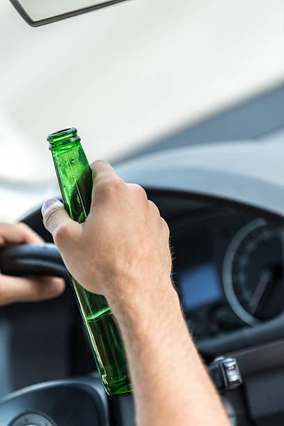 człowiek picia alkoholu podczas jazdy samochodem - drunk driving accident teenager zdjęcia i obrazy z banku zdjęć