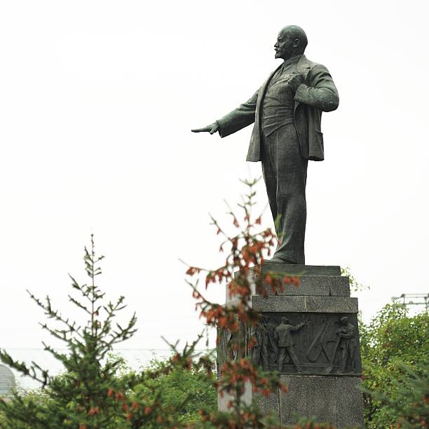 istock Lenin monument in Orel, Russia with fur trees 485847464