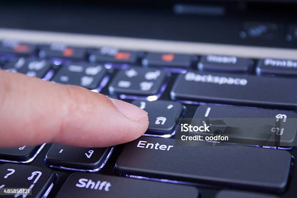 Foto de Masculino Dedo Está Empurrando O Botão Inserir e mais fotos de stock de Branco - Branco, Computador, Comunicação