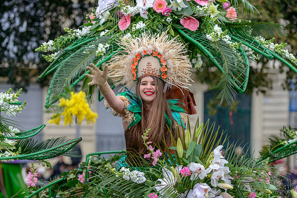 blume karneval in nizza, frankreich - crowd carnival people social gathering stock-fotos und bilder