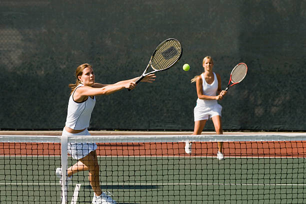 duplica o jogador batendo backhand - doubles imagens e fotografias de stock