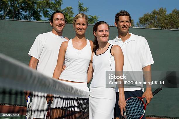 Gemischtes Doppel Tennis Spieler Im Netz Stockfoto und mehr Bilder von 20-24 Jahre - 20-24 Jahre, 25-29 Jahre, Doppel