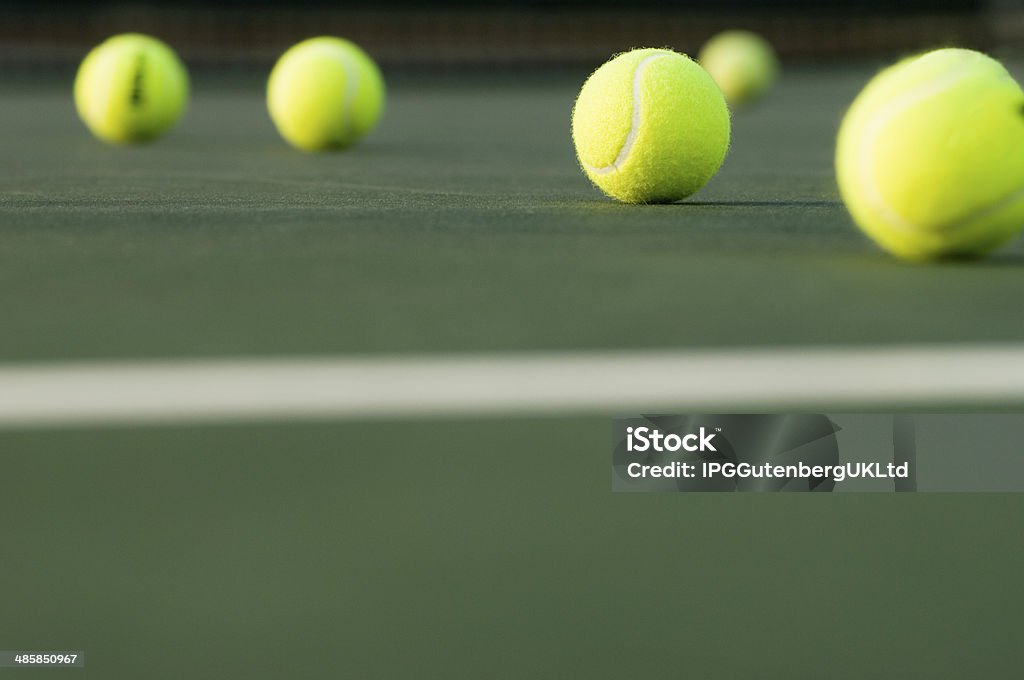 Fila de pelotas de tenis en la cancha de superficie - Foto de stock de Actividad libre de derechos