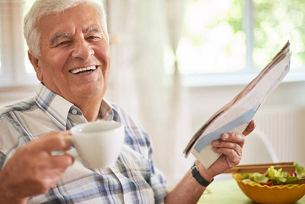 poranną kawę i gazety to wspaniały relaks - retirement senior adult breakfast active seniors zdjęcia i obrazy z banku zdjęć