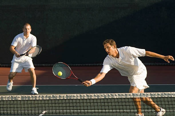 jogador de ténis balançar a bola - doubles imagens e fotografias de stock