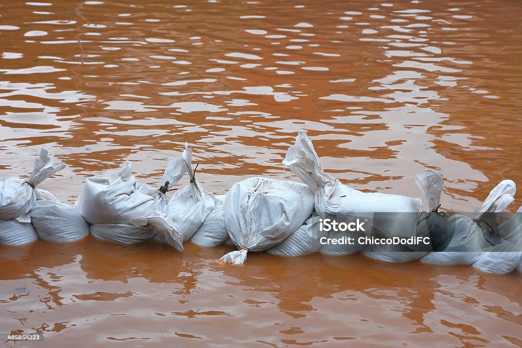 Pila di sandbags in difesa dall'acqua - Foto stock royalty-free di Diga