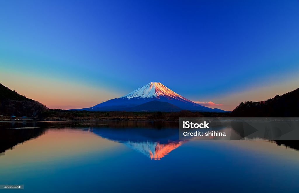 Перевернутым изображением Гора Фудзи на рассвете - Стоковые фото Азия роялти-фри