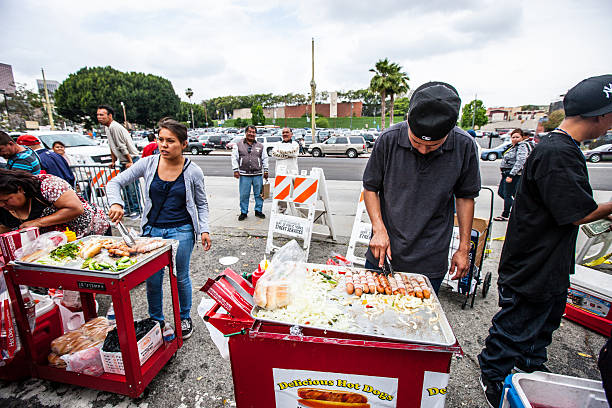 따뜻한 멍멍이 동안 영업에서의 cinco de mayo 이뤄보세요, la - mexican american 뉴스 사진 이미지