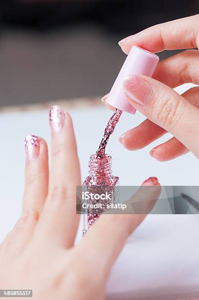 Pintura De Las Uñas Foto de stock y más banco de imágenes de Adolescente - Adolescente, Adulto, Aplicar