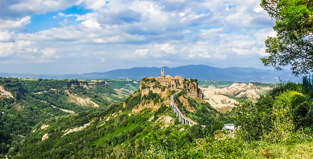 civita di bagnoregio, lazio, italia - civita di bagnoregio fotografías e imágenes de stock