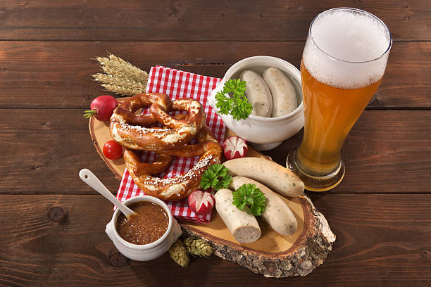 bavarian saucisse de veau petit déjeuner - munich beer garden veal sausage upper bavaria photos et images de collection