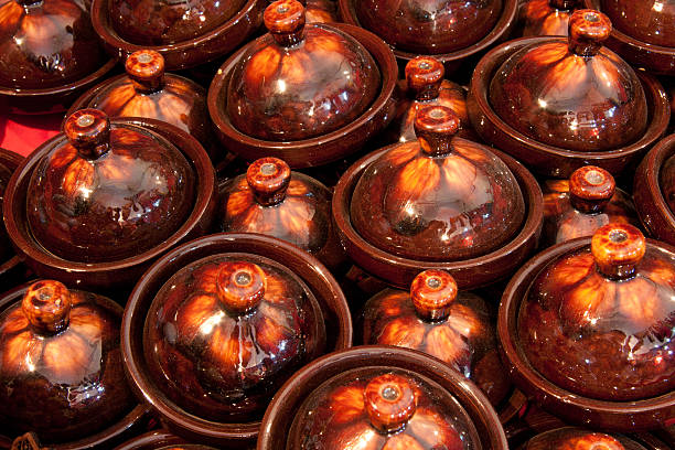 tagine marroquina nassas no mercado de marraquexe - tangine imagens e fotografias de stock