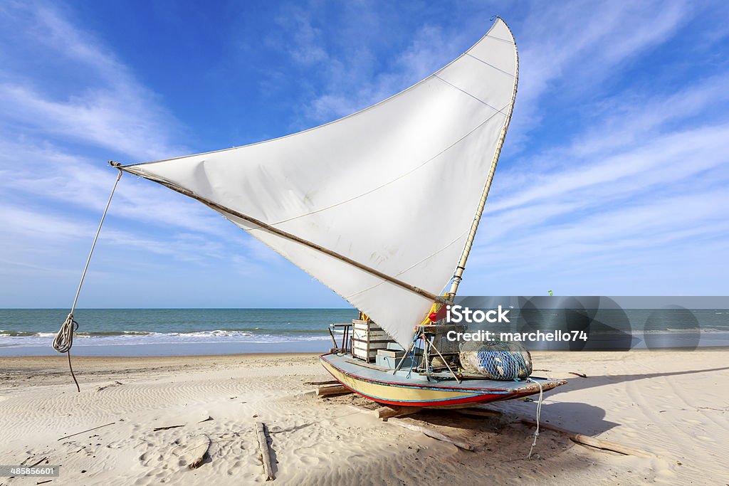 Tradizionale piccola barca da pesca sulla spiaggia di Natal, Brasile - Foto stock royalty-free di Acqua