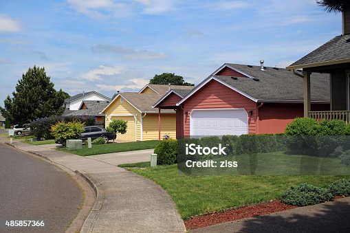 istock Row of houses in suburban neighborhood 485857366
