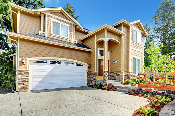 istock Big house with high porch and stone trim 485857835
