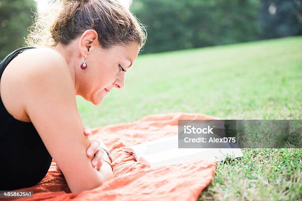 여자 책을 읽는 파크 공원에 대한 스톡 사진 및 기타 이미지 - 공원, 낮, 녹색