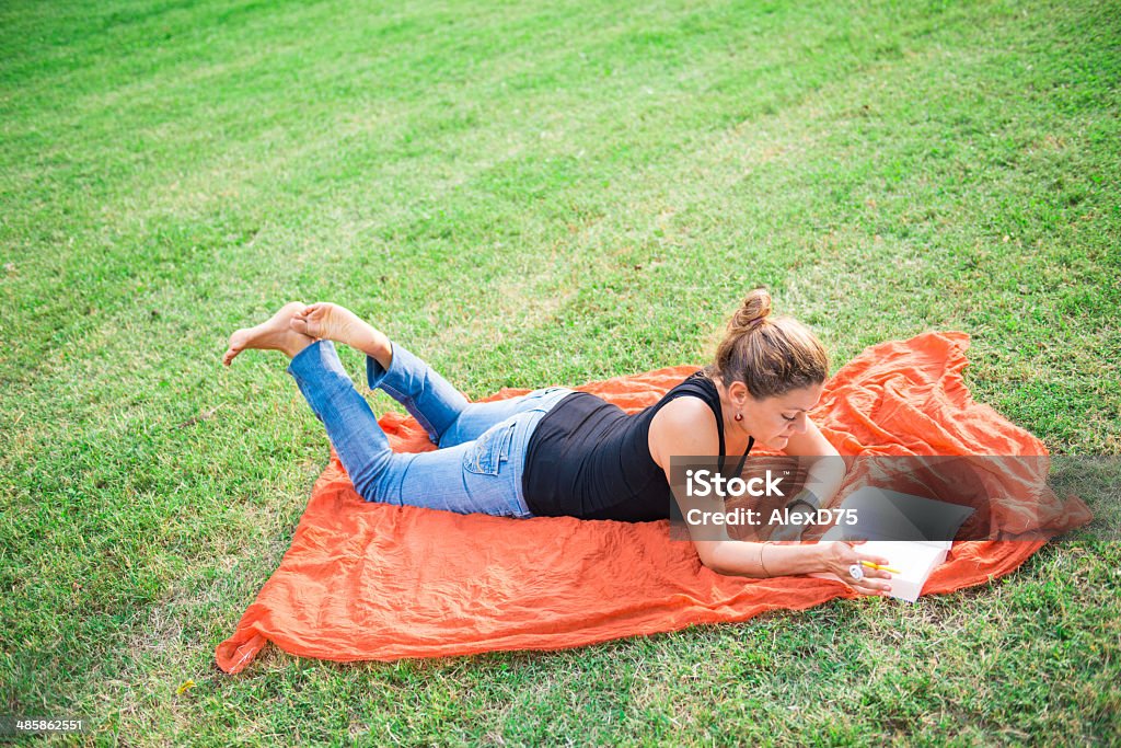 Femme lisant un livre dans le parc - Photo de Adulte libre de droits