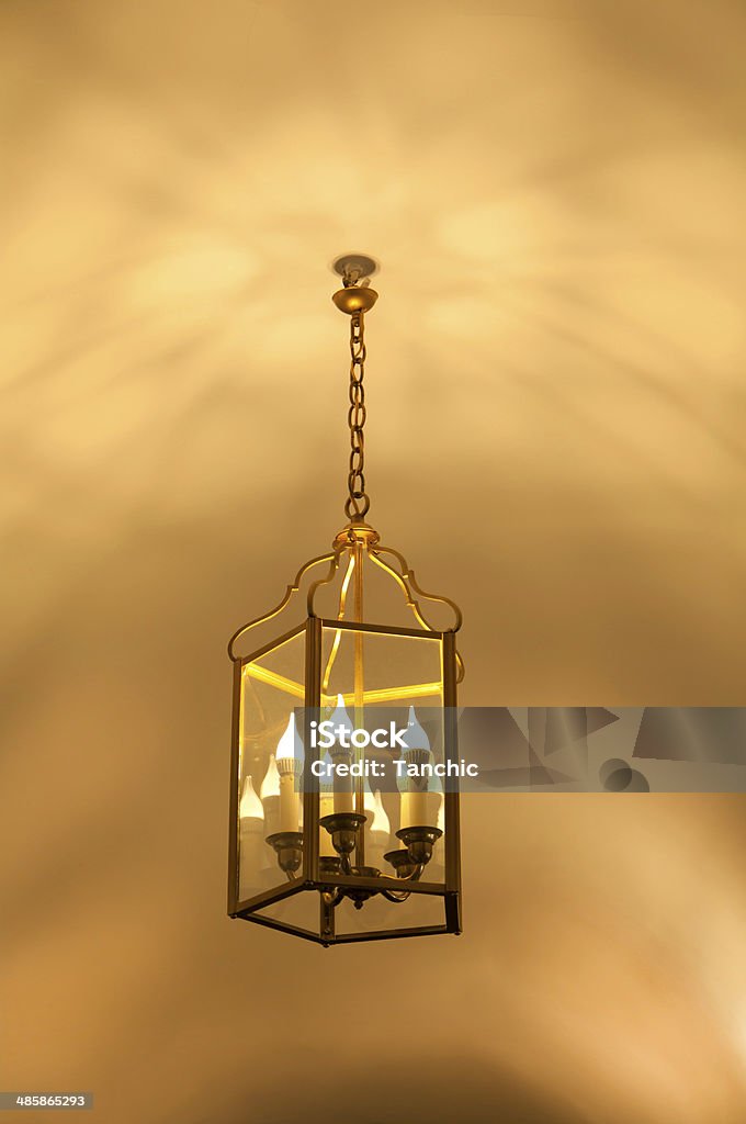 Lampada antica appese al soffitto - Foto stock royalty-free di Ambientazione interna