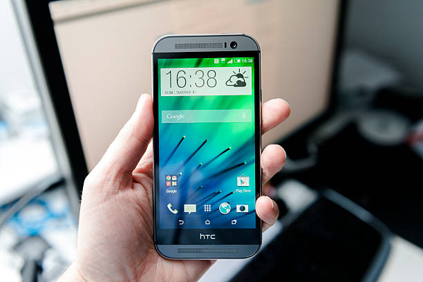 htc one m8-android 폰 만든 알루미늄 - single object htc corporation number 1 telephone 뉴스 사진 이미지
