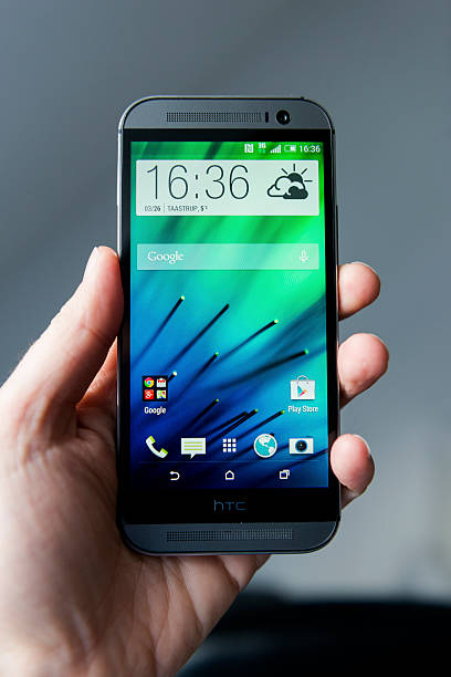 htc one m8-android 폰 만든 알루미늄 - single object htc corporation number 1 telephone 뉴스 사진 이미지