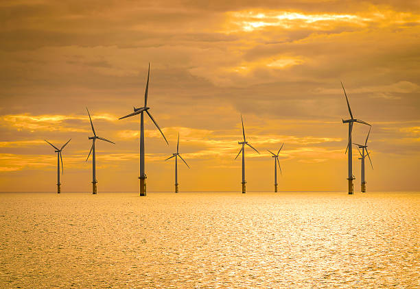 pôr do sol offshore de vento da turbina de vento exploração em construção - stockyards industrial park imagens e fotografias de stock