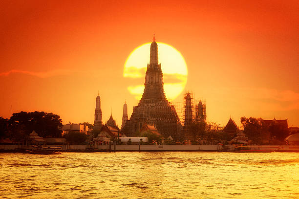 Wat arun Wat arun in sunset at Bangkok,Thailand wat arun stock pictures, royalty-free photos & images