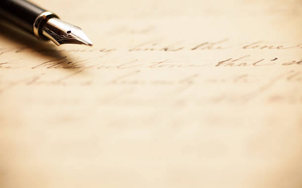 pluma estilográfica en una carta de antigüedades - writing pen letter fountain pen fotografías e imágenes de stock