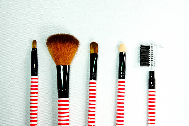 conjunto de maquiagem - make up cosmetics make up brush brushing - fotografias e filmes do acervo