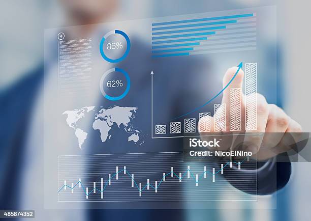 Foto de Empresário Tocando Painel Com Os Indicadoreschave De Desempenho Financeiro e mais fotos de stock de Negócios Finanças e Indústria