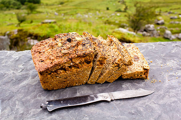 ирландский содовый хлеб - soda bread bread brown bread loaf of bread стоковые фото и изображения
