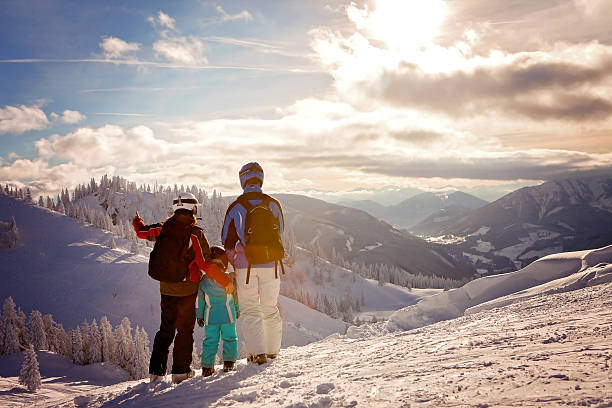 família feliz em roupa de inverno na estância de esqui - mountain ski snow european alps imagens e fotografias de stock