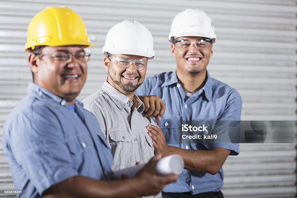 Tre lavoratori ispanica - Foto stock royalty-free di Addetto alla manutenzione