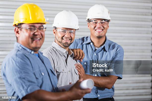 Tre Lavoratori Ispanica - Fotografie stock e altre immagini di Addetto alla manutenzione - Addetto alla manutenzione, Adulto, Adulto di mezza età