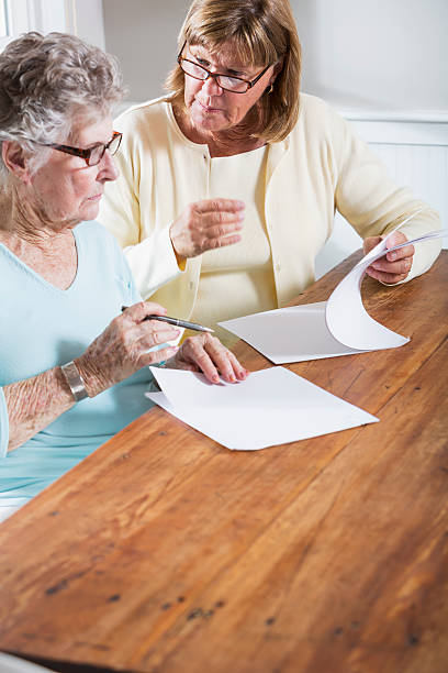 femme âgées lecture de documents - grandparent senior adult child reading photos et images de collection