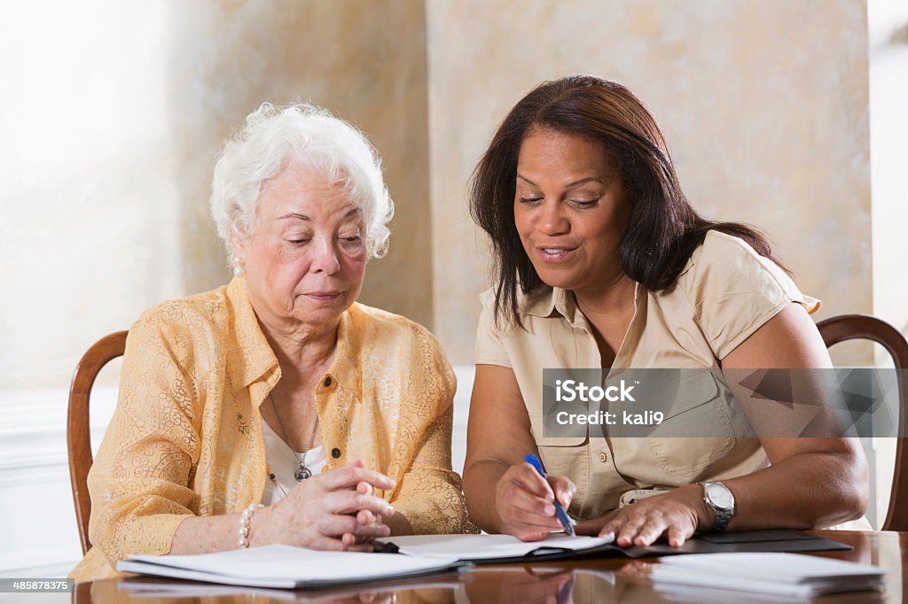 Femme âgée obtenir des conseils - Photo de Assistance libre de droits