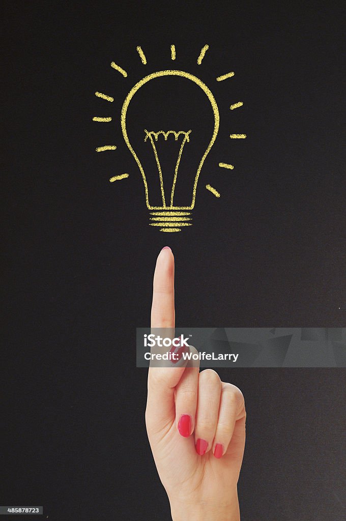 손으로 쥐다 밝은 전구, 분필 의사협회 - 로열티 프리 고기 칼 스톡 사진